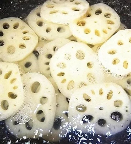 麻辣藕片，四川人的必備小吃，吃了根本停不下來(lái)