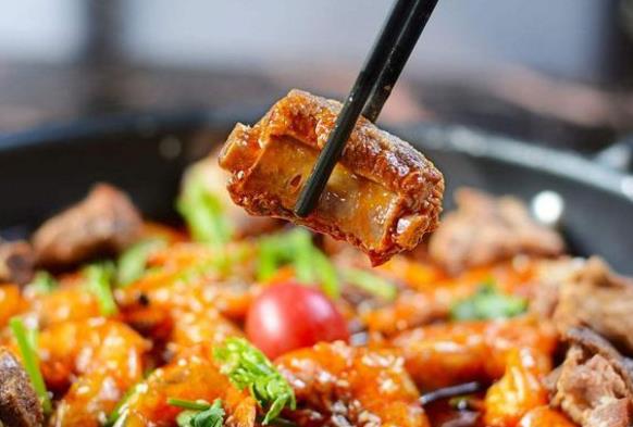 “干鍋排骨”的家常做法,做法簡單,口感麻辣鮮香 “干鍋排骨”的家常做法,做法簡單,口感麻辣鮮香