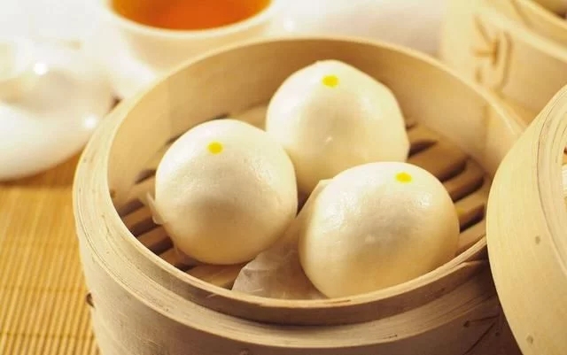 說到面食,它主要就是以面粉制作成的食物,并且各個地方都有不同種類的面食,尤其是愛吃面食的北方地區(qū)來說,基本上餐餐都離不開面食的存在,一般比較常見的面食有面條,包子,饅頭,油條等等,受到了人們的喜愛,有在家做過面食的朋友都知道,發(fā)面是面食制作過程中非常關(guān)鍵的一步,今天小編就來給大家分享下,面食“發(fā)面”的6個訣竅,新手也能輕松掌握。 說到面食,它主要就是以面粉制作成的食物,并且各個地方都有不同種類的面食,尤其是愛吃面食的北方地區(qū)來說,基本上餐餐都離不開面食的存在,一般比較常見的面食有面條,包子,饅頭,油條等等,受到了人們的喜愛,有在家做過面食的朋友都知道,發(fā)面是面食制作過程中非常關(guān)鍵的一步,今天小編就來給大家分享下,面食“發(fā)面”的6個訣竅,新手也能輕松掌握。