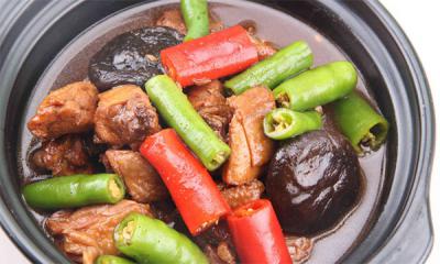 小吃黃燜雞技術(shù)去哪里學 特色小吃技術(shù)培訓黃燜雞培訓要多少錢