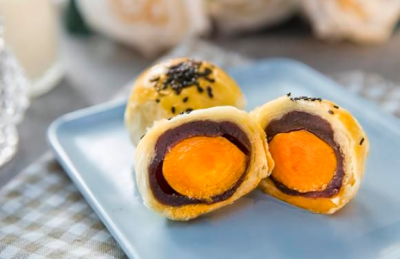 面點(diǎn)培訓(xùn)哪里好:在家做蛋黃酥，想吃隨時(shí)做，省錢又省力